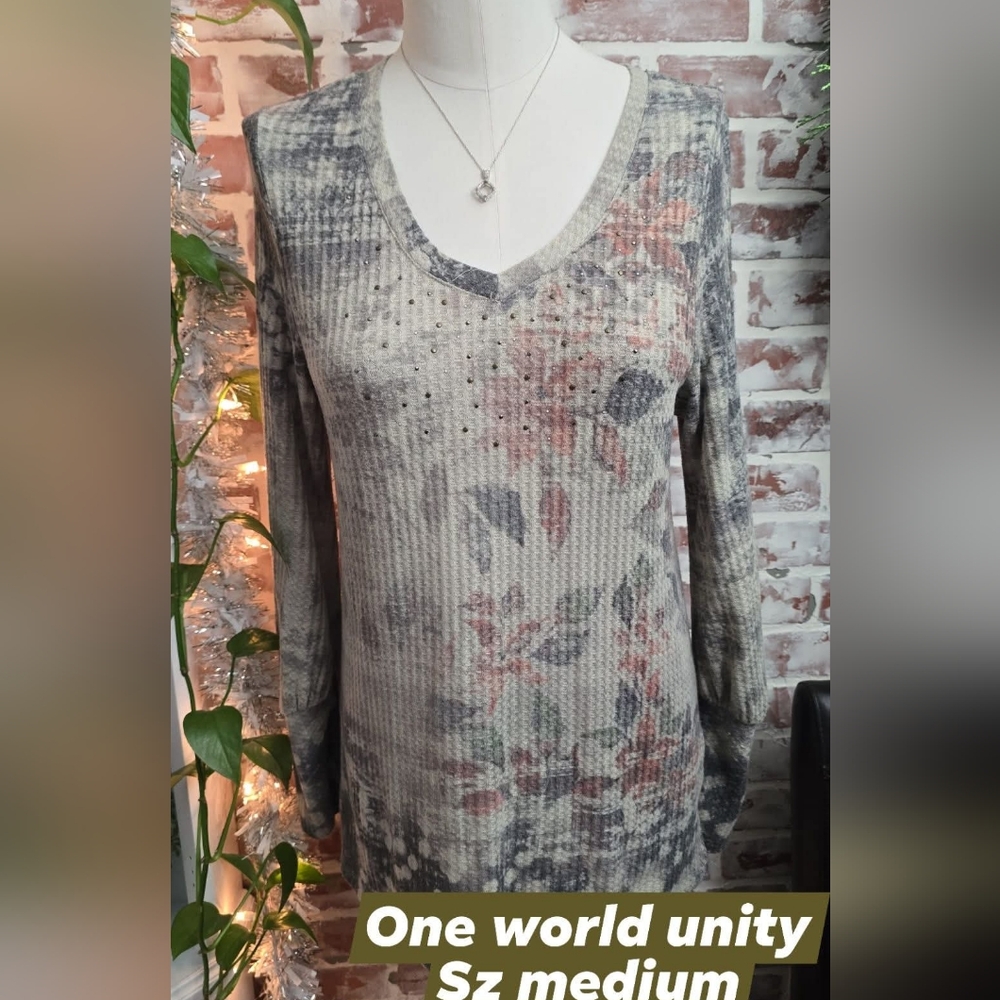 One world womens top sz medium